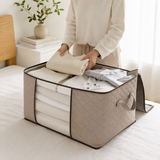 caixa organizadora dobravel para roupas

organizador de edredom e cobertor com visor

caixa organizadora de tecido cinza grande

saco organizador multiuso com ziper para guarda-roupa

Visor Transparente Frontal: Visualize o conteúdo interno sem precisar abrir a caixa.

Alças Reforçadas e Zíper Duplo: Facilidade para transportar e manusear em prateleiras ou sob a cama.

Design Dobrável: Quando não estiver em uso, basta dobrar para guardar sem ocupar espaço.

Material Respirável: Protege seus itens contra poe