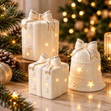 Encante sua decoração com o Enfeite de Natal Luminoso em Cerâmica com LED. Design branco e dourado, perfeito para mesas, aparadores e ambientes natalinos.